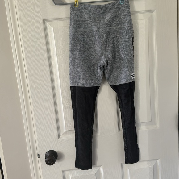 PINK ultimate xs leggings with partial mesh legs and pockets - Picture 4 of 5